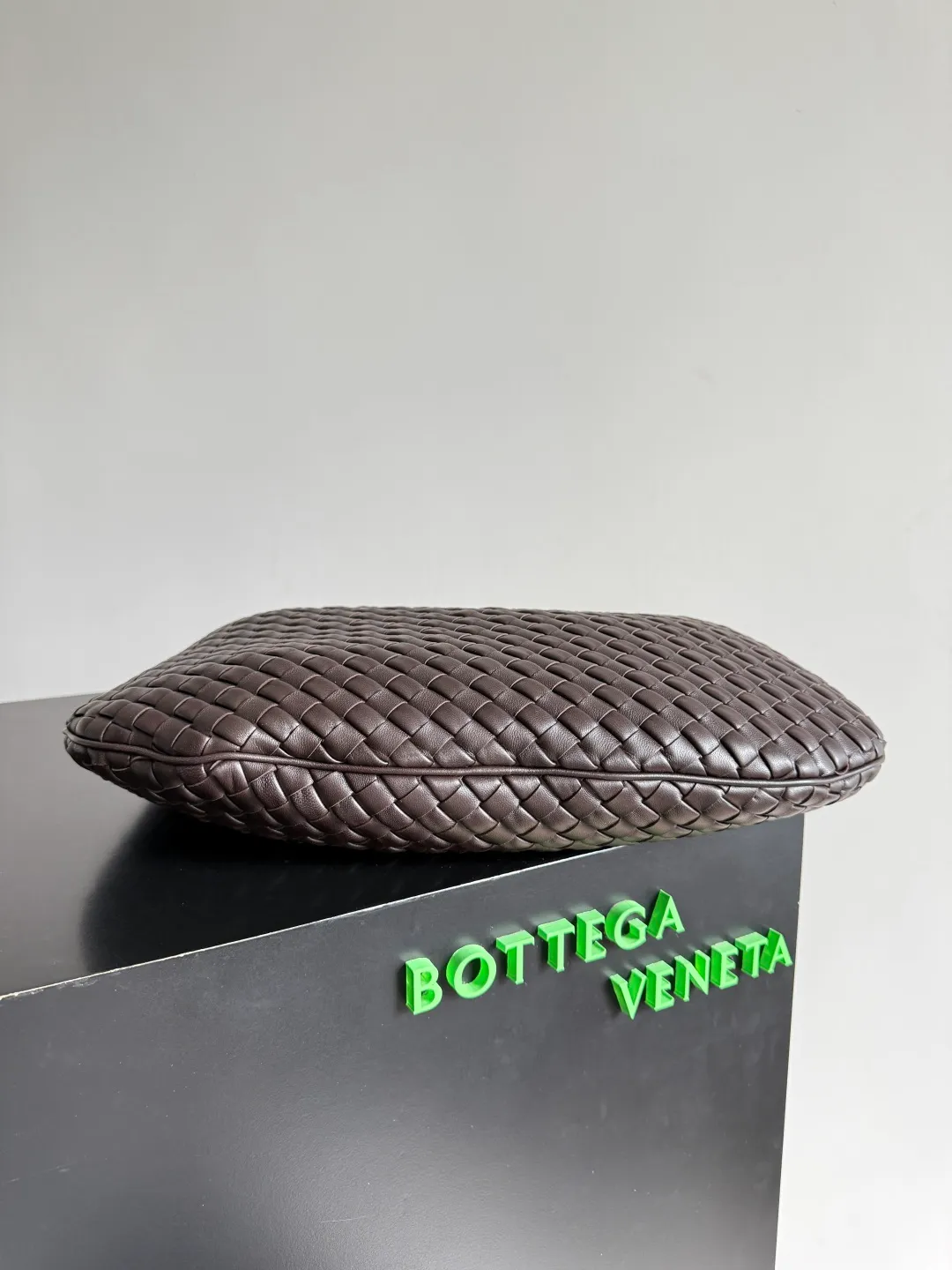 Batch 2120 BV Bottega Veneta's new early spring women's shoulder bag. The soft and delicate Hobo bag has been shipped! Many friends are waiting for this bag. It has a round shape and a large capacity. It can hold a 50-fold umbrella inside. Babies with a lot of daily items do not need to worry about the capacity of this bag. It is a practical bag for traveling and commuting. Although it is fluffy, it is soft and comfortable when carried on one shoulder. It has a modern and retro feel. Model No.: 856737 Size: 44*28*5cm